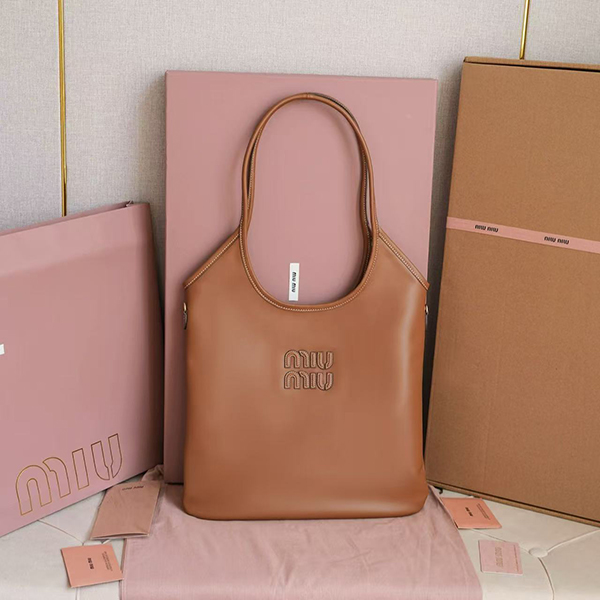 미우미우 스티치 로고 탑핸들 토트백 5BG231-2987